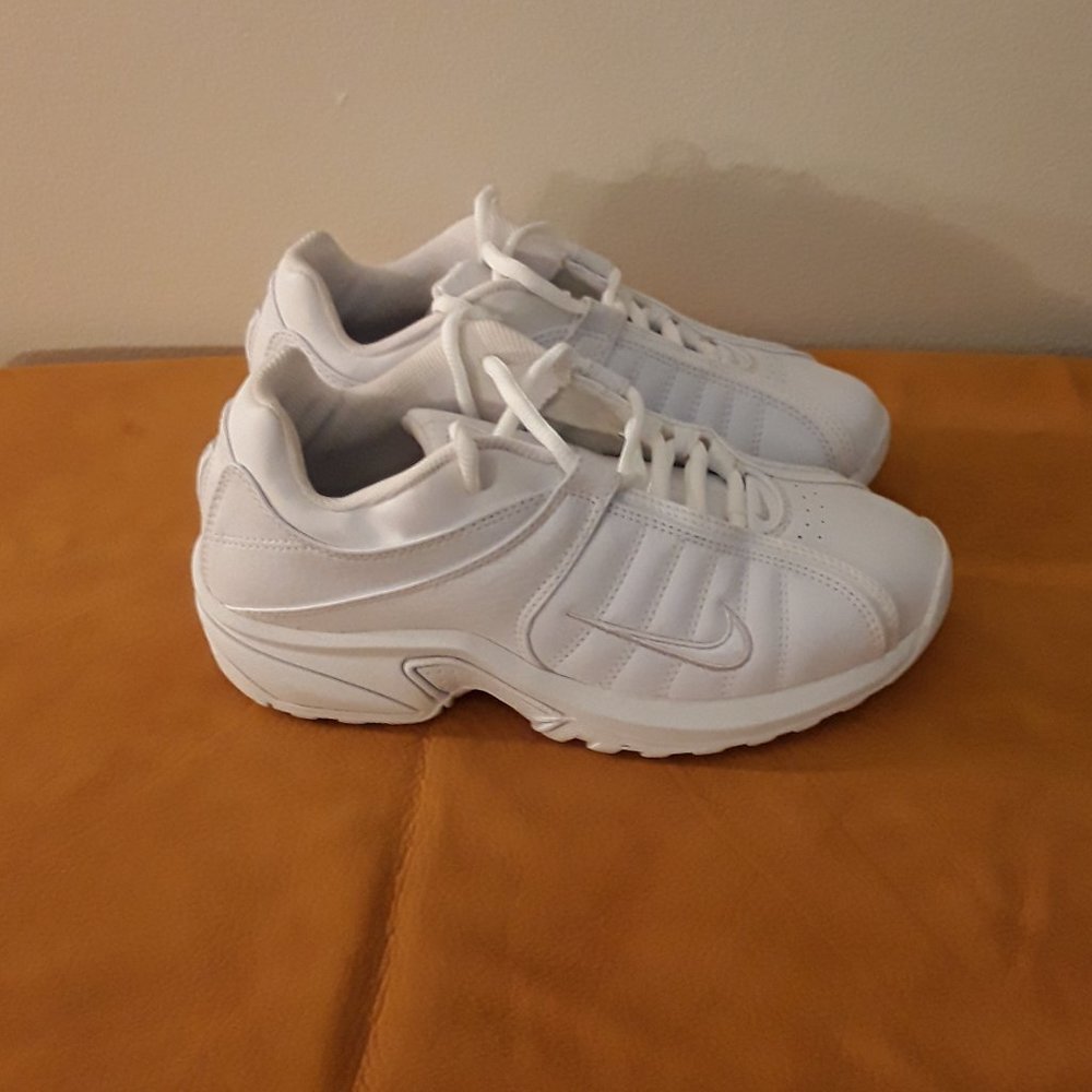 NIKE VXT CROSS TRAINING SIZE  6.5 WOMEN'S 5Y
